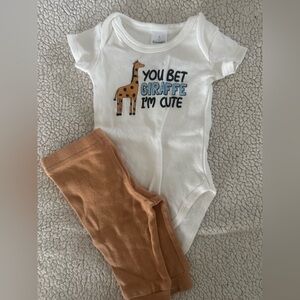 Cute Giraffe Kids Matching Set - White and Tan